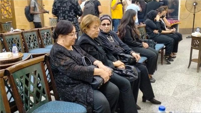 نجوم الفن يجتمعون في عزاء رجاء حسين