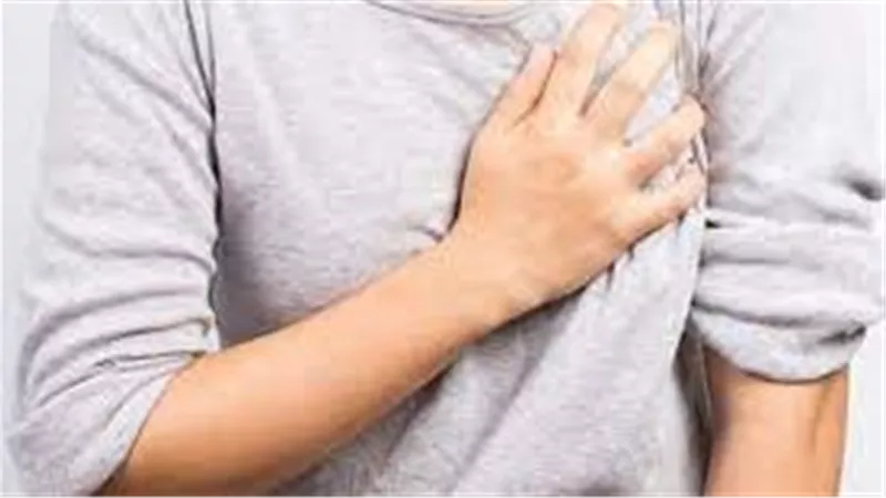 ما يجب الابتعاد عنه في حالة الشعور بالألم في منطقة الصدر؟.. أخصائية تُجيب