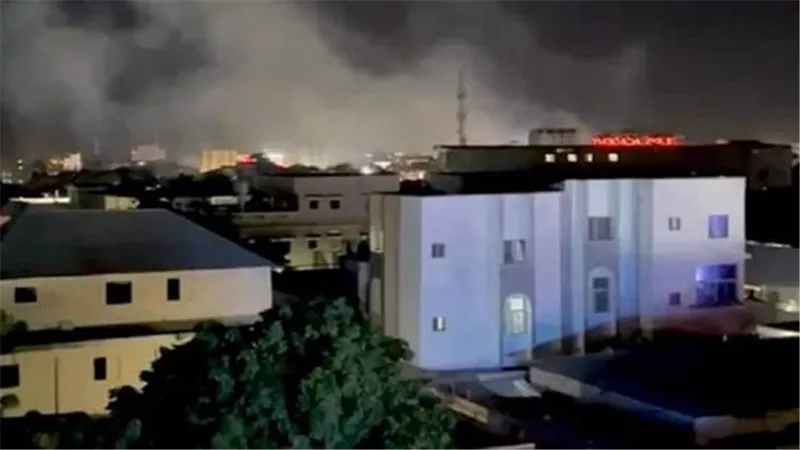 الصومال.. حركة الشباب تعلن مسؤوليتها عن اقتحام فندق بسيارتين مفخختين