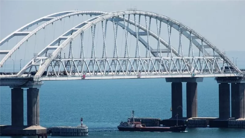 حرب أوكرانيا.. برلماني يصف خطط كييف لضرب جسر القرم بالجنون