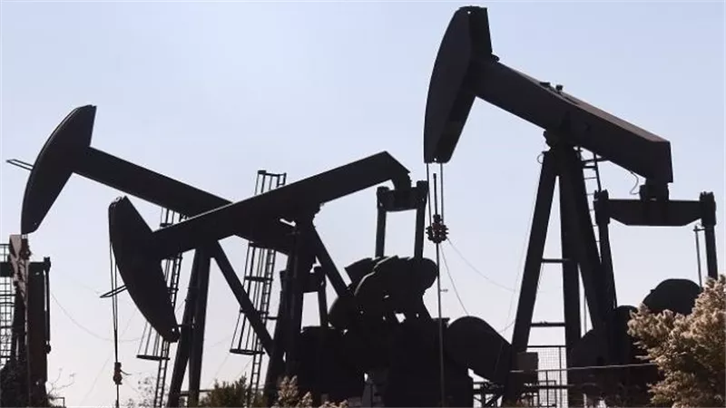 انخفاض طفيف بأسعار النفط وخام برنت يسجل 100.07 دولار للبرميل