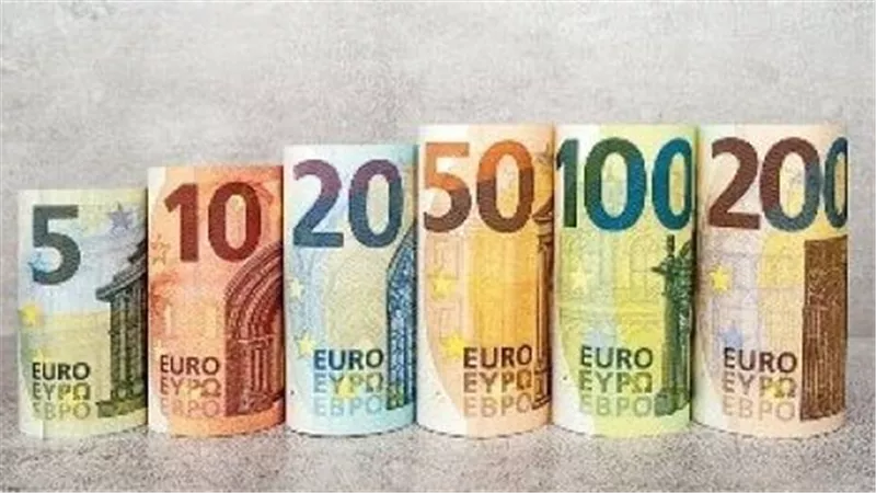 تدنّى اليورو إلى أدنى مستوياته مقابل الدولار.. وخبراء يتوقعون استمرار تراجع العملة الأوروبية