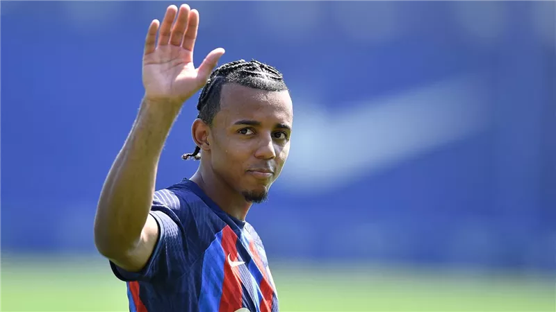  نادي برشلونة الإسباني ينجح في إنهاء أزمة تسجيل لاعبه الفرنسي 