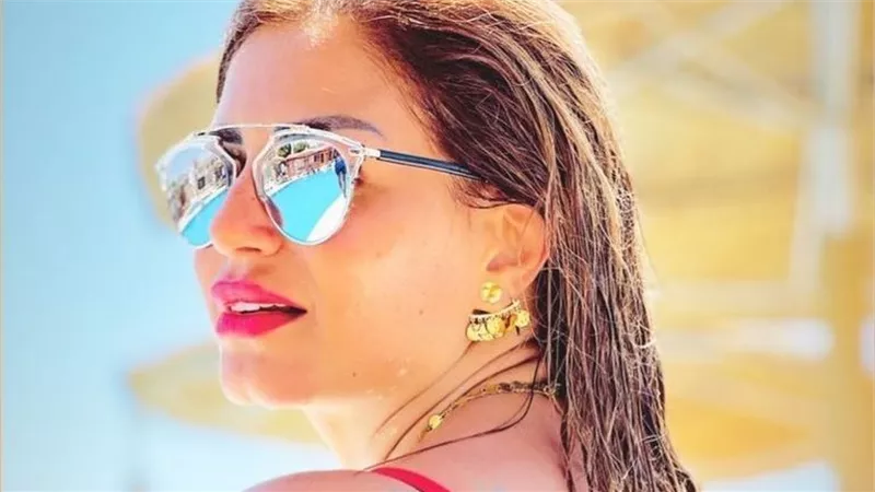 باللون الأحمر.. إطلالة مثيرة للفنانة المصرية منة فضالي (صورة)