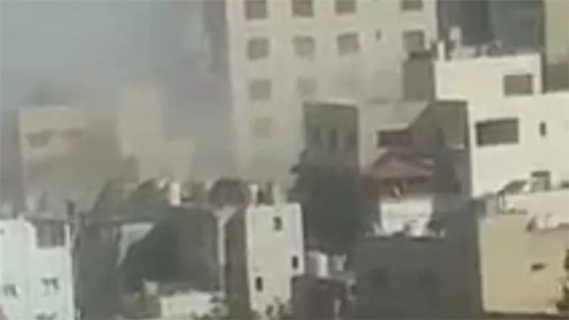 استخراج 14 مصابًا من تحت أنقاض عمارة الأردن المنهارة