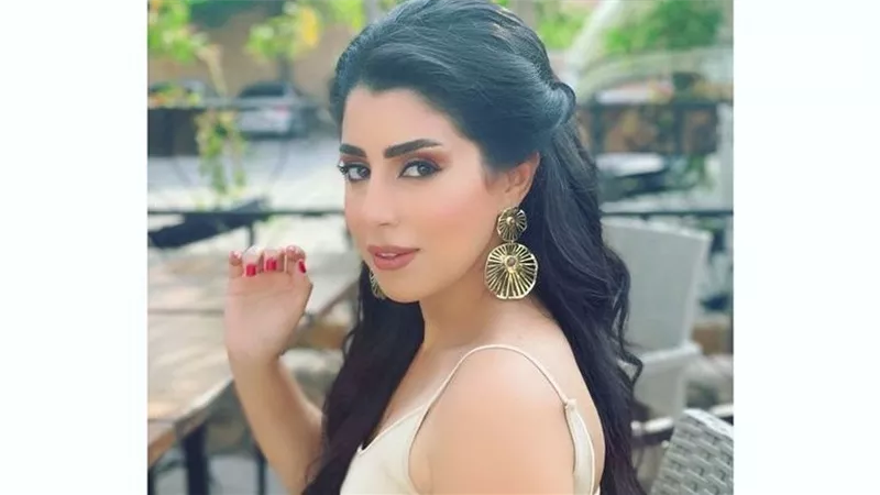 مرتدية فستانًا بأكمام مكشوفة.. 