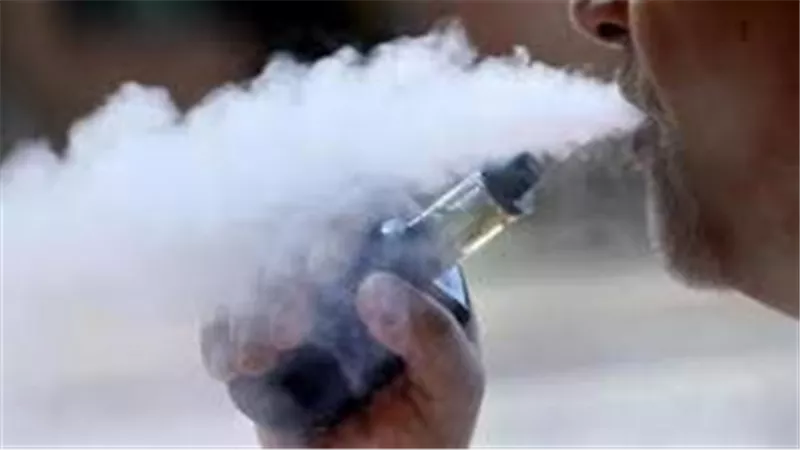  علماء بريطانيون يحذرون من تسبب السجائر الإلكترونية في موجة إصابات بمرض السرطان