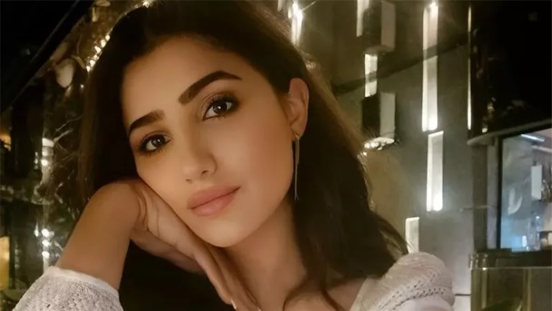 إطلالة جديدة للفنانة المصرية 