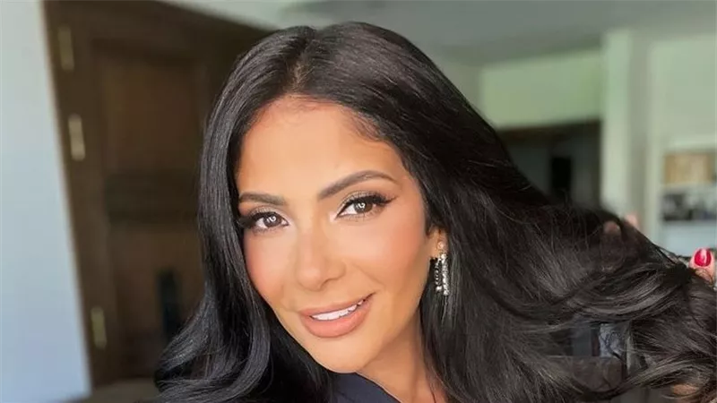  بفستان أسود أنيق.. الفنانة المصرية منى زكي تنشر مجموعة صور من جلسة تصوير جديدة
