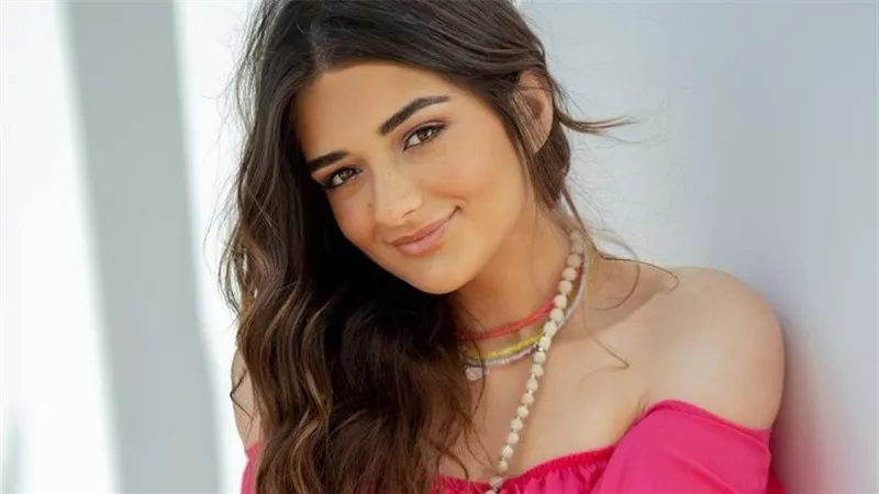 ارتدت فستانًا ورديًا جذابًا.. إطلالة جديدة للفنانة 