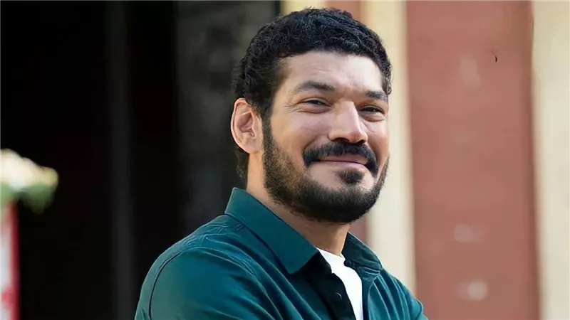الفنان المصري باسم سمرة يهاجم 