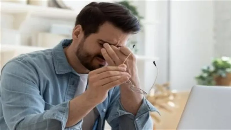 أسباب الشعور بالتعب عند الاستيقاظ من النوم.. قد يكون هاتفك السبب 