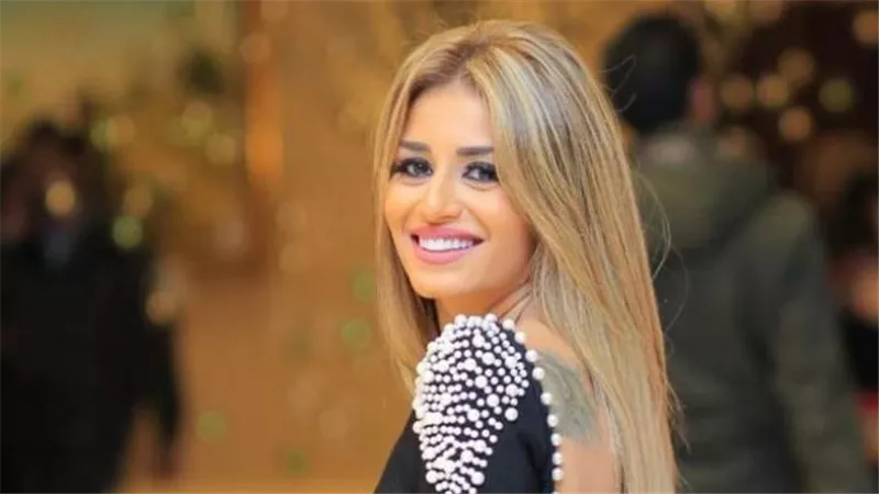 بفستان أصفر اللون... إطلالة جديدة للفنانة المصرية منة فضالي (صورة)
