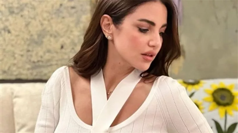 بفستان أبيض قصير.. إطلالة جديدة للممثلة التونسية درة (صور)