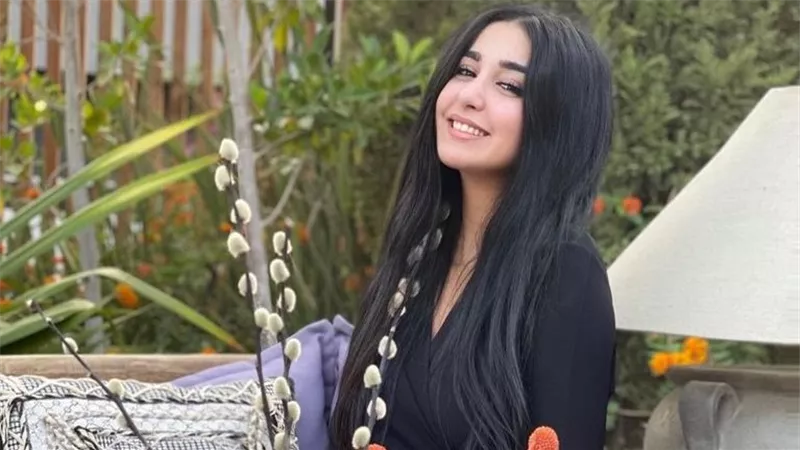 في أول جلسة تصوير بعد خطوبتها.. إطلالة سوداء جذابة للفنانة المغربية جيهان خليل (صور)