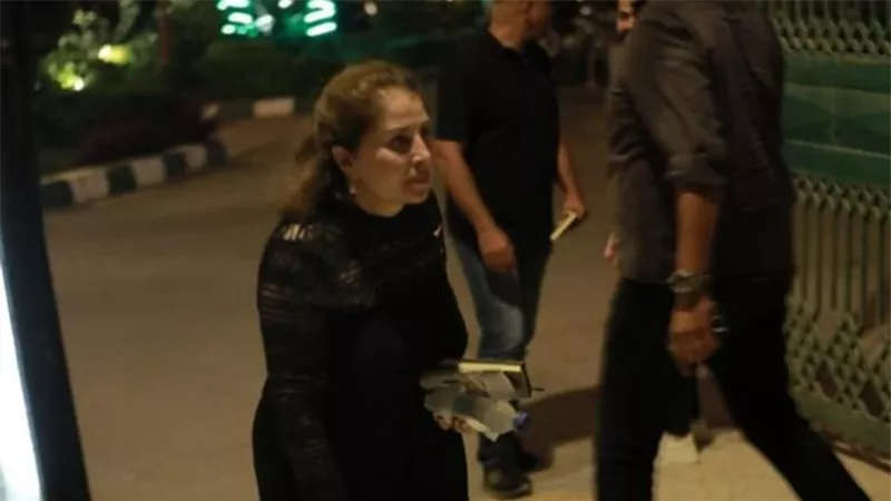 شاهد.. الفنانة المصرية بوسي تحرص على تقديم واجب العزاء في زوجة الفنان خالد زكي (صور) 