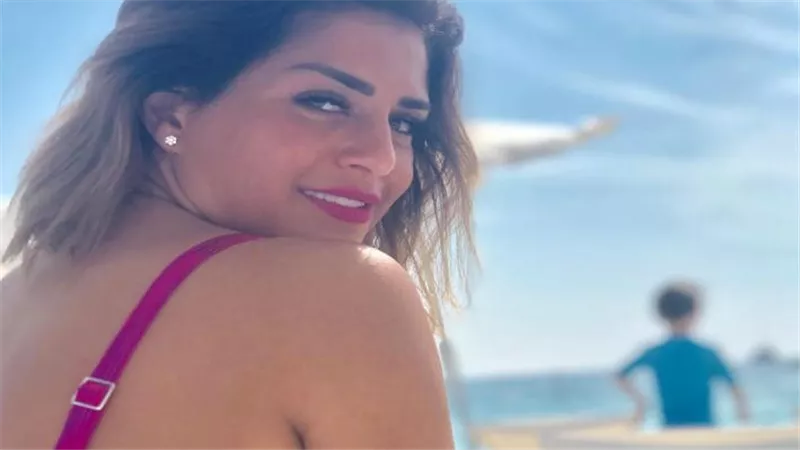 بفستان أسود ذو أكمام مكشوفة.. إطلالة جديدة للممثلة المصرية منة فضالي