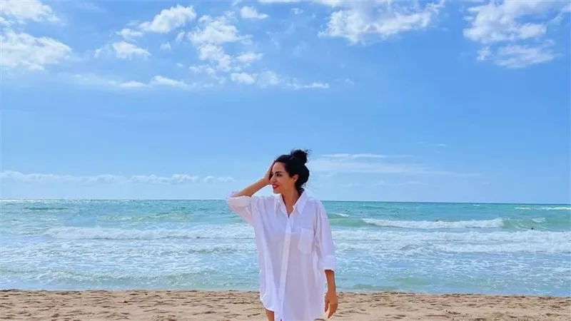  بإطلالة مميزة.. الفنانة المصرية نسرين أمين تنشر صورتين من إطلالتها الصيفية الأخيرة