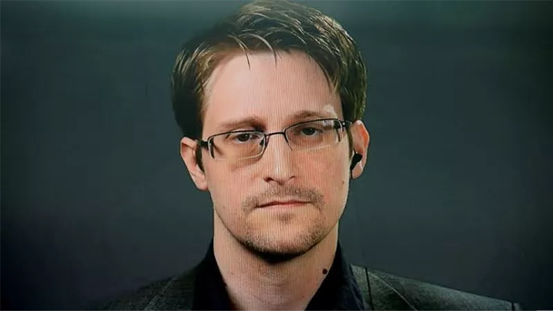 أول تعليق من إدوارد سنودن بعد حصوله على الجنسية الروسية