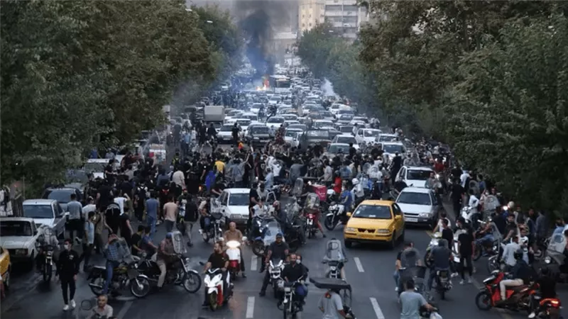 فرنسا تدين القمع العنيف للتظاهرات في إيران