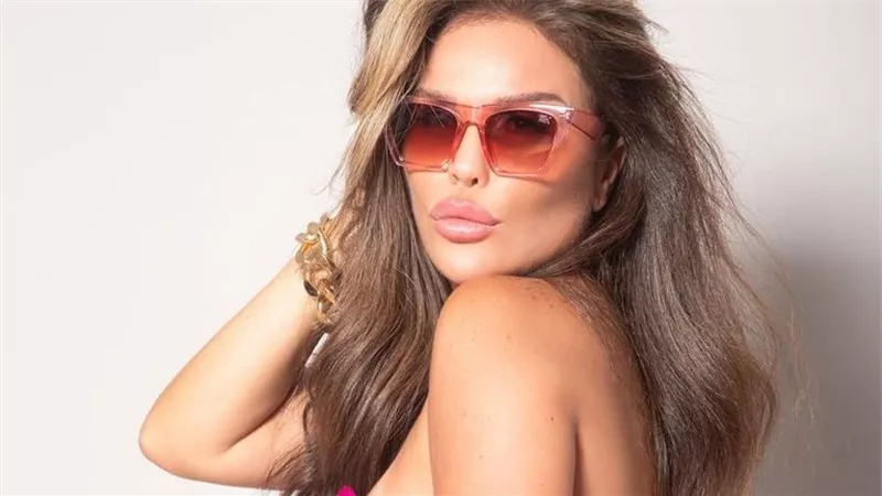بإطلالة مكشوفة مثيرة،.. صورة جديدة للفنانة اللبنانية نيكول سابا (صور)