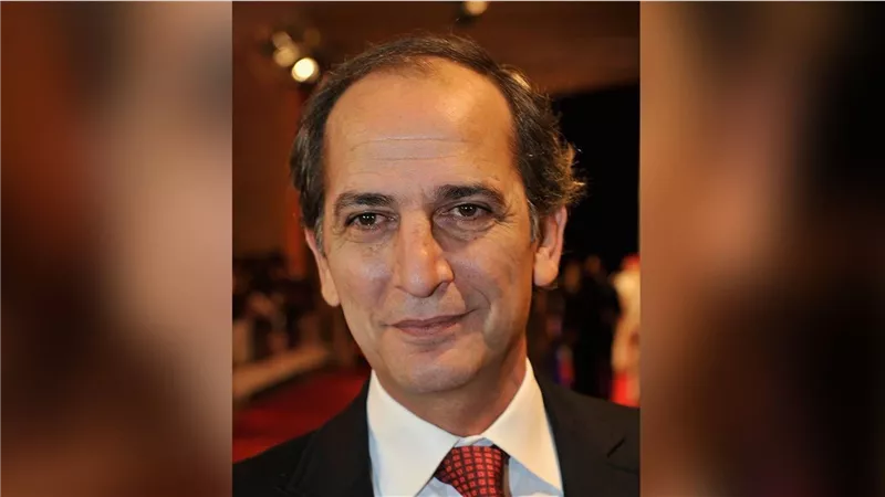  الفنان المصري حسام داغر يدعو للفنان الراحل هشام سليم من أمام الكعبة الشريفة (صورة)