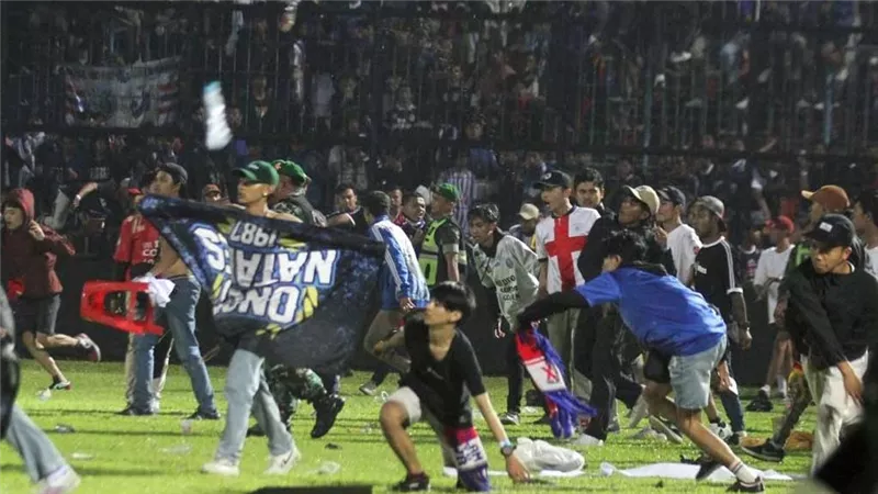إندونيسيا.. عدد الوفيات بين الأطفال في حادثة التدافع بملعب جاوة يرتفع لـ 32 
