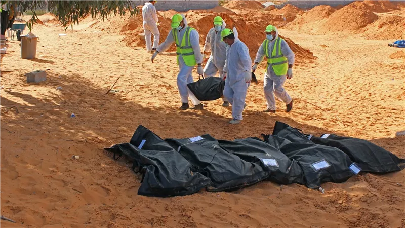 مقابر جماعية وأشلاء قتلى.. العثور على جريمة حرب من بقايا داعش في سرت 