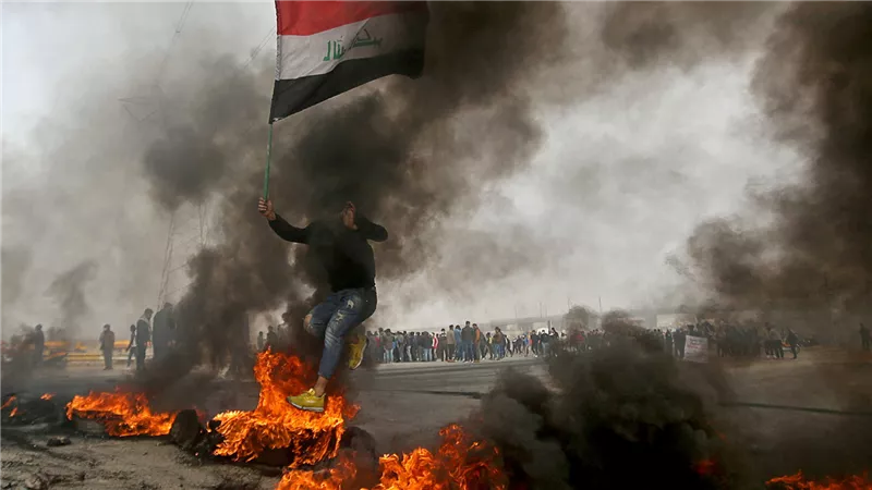 محتجون يضرمون النار في مبنى محافظة ذي قار العراقية