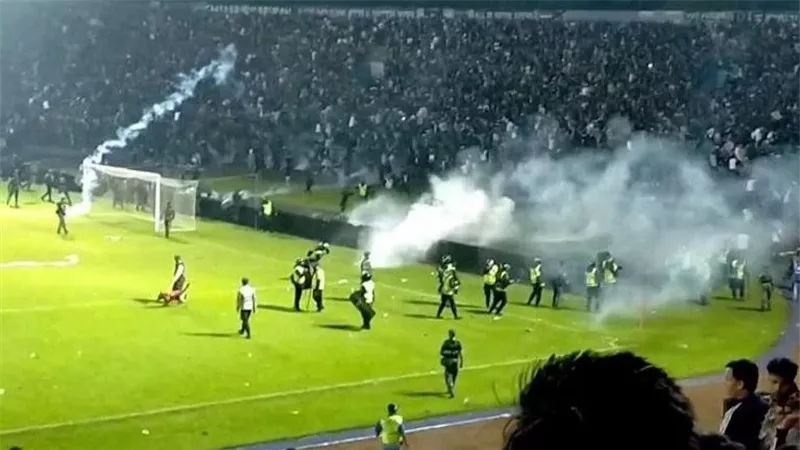 بعد واقعة التدافع.. الاتحاد الإندونيسي لكرة القدم يعلن إيقاف اثنين من مسؤولي نادي أريما مدى الحياة