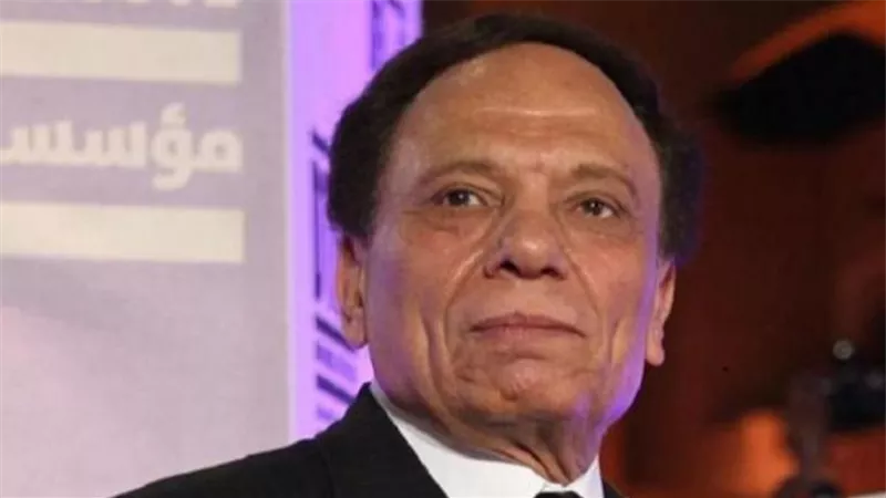  المخرج المصري رامي إمام يجدد الحديث عن صحة والده