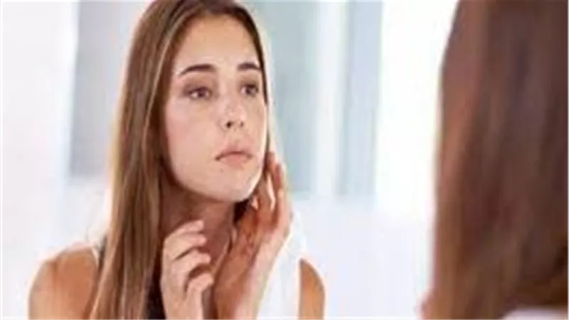 السبب الكامن وراء تدهور البشرة خلال الحجر المنزلي