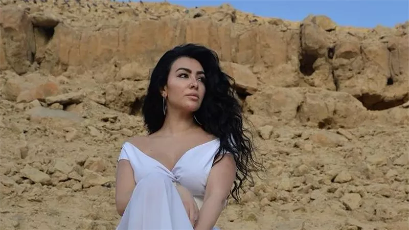 بفستان أبيض اللون.. النجمة المصرية ميرهان حسين تتصدر محركات البحث (صور)