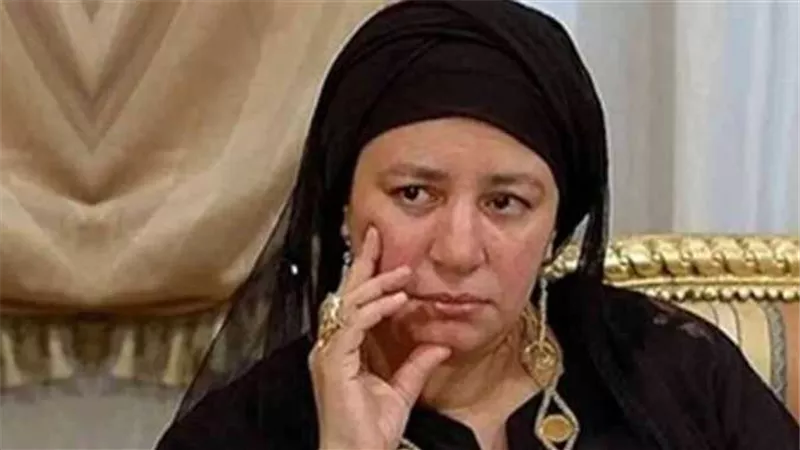  الممثلة المصرية عبلة تؤدي مناسك العمرة (صورة)