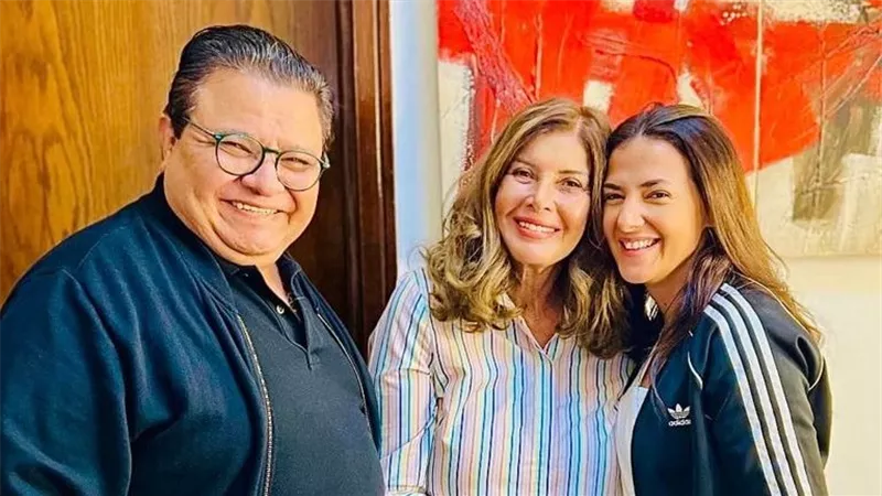 شاهد.. مجموعة صور للفنانة المصرية ميرفت أمين رفقة 