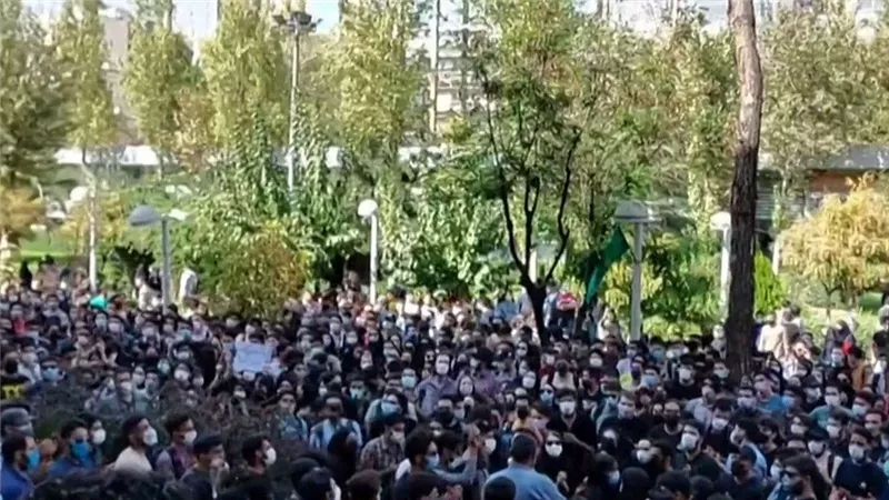 بسبب الحجاب.. كيف زادت الصراعات داخل أجنحة الملالي بالتزامن مع الاحتجاجات؟