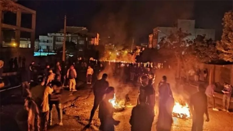  مقتل 3 متظاهرين على الأقل في مدينتي سنندج وكرمنشاه برصاص الأمن الإيراني 