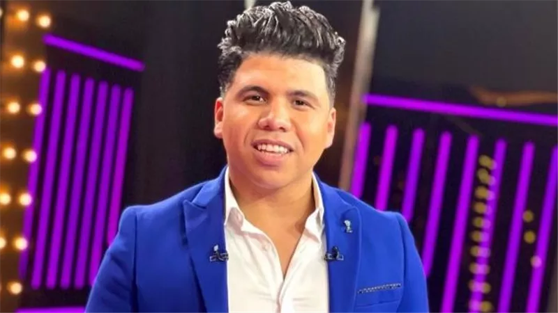 عمر كمال يكشف عن بداياته الفنية وجوانب شخصية وعائلية في حياته قبل الشهرة