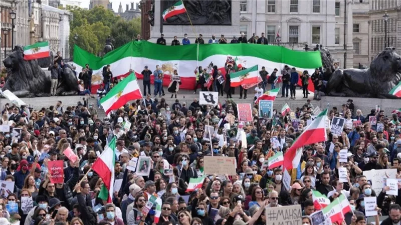 ما هو جهاز الأخلاق الذي تستخدمه الشرطة في إيران لترهيب النساء؟