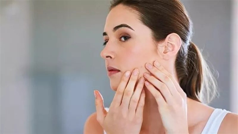 أبرزها بقع خشنة قشرية.. علامات البشرة الحساسة (طرق العلاج)