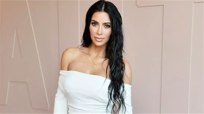 فنان مصري يحرص على تهنئة نجمة تليفزيون الواقع الأمريكية كيم كارداشيان بعيد ميلادها (صورة)
