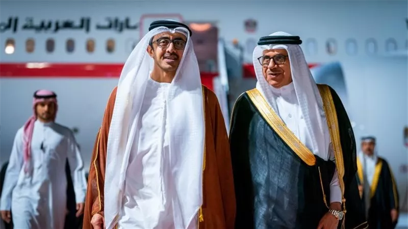 ولي عهد البحرين يستقبل وزير الخارجية الإماراتي