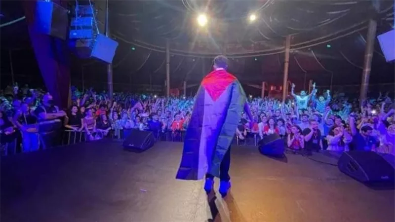  مغني الراب المصري ويجز يرفع العلم الفلسطيني خلال حفله في لندن (صور)