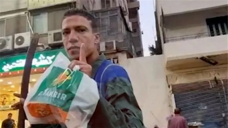 مفاجأة بشأن هوية عامل النظافة الذي تصدر مواقع التواصل (صورة)
