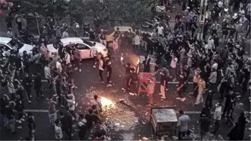  قوات الأمن الإيرانية تفتح النار خلال احتجاج في جامعة كردستان للعلوم الطبية بغرب البلاد (فيديو)