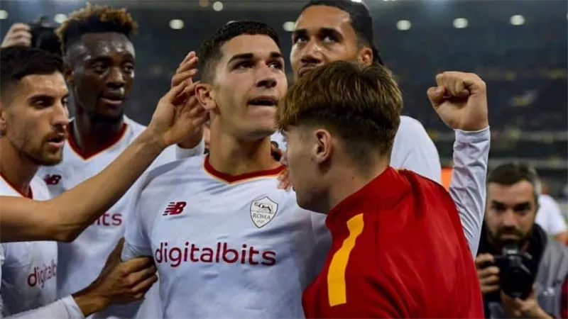  فريق روما الإيطالي يحقق فوزا مثيرا على مضيفه هيلاس فيرونا