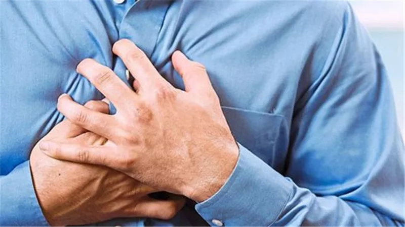 ما هي أعراض الذبحة الصدرية؟.. احذر آلام الصدر الضاغطة والعاصرة