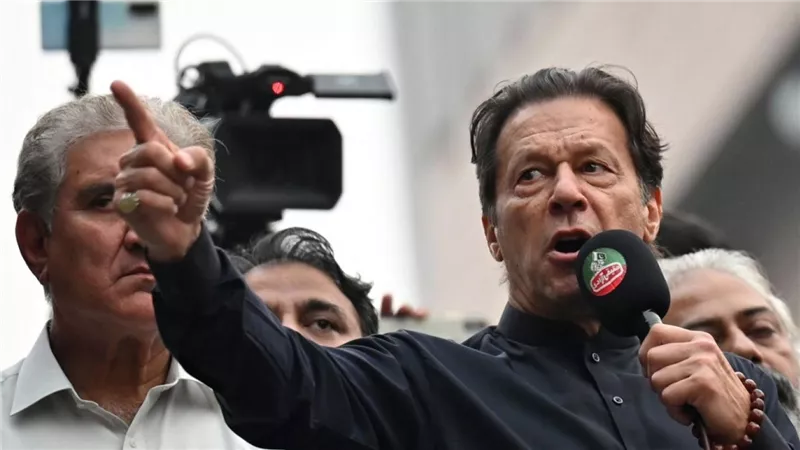 باكستان.. الداخلية تدعو حزب عمران خان لمراجعة ترتيبات حمايته بعد محاولة اغتياله 