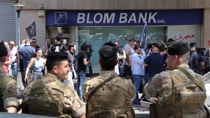 لبنان.. أحد المودعين يقتحم فرع بنك بيبلوس في الحمرا ببيروت
