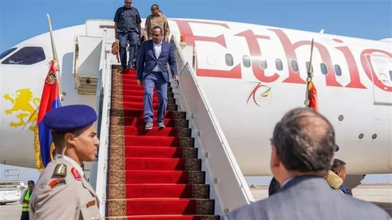 أول زيارة منذ 4 سنوات.. أبي حمد يصل مصر للمشاركة بقمة المناخ